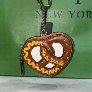 Kate spade big apple 3D pretzel